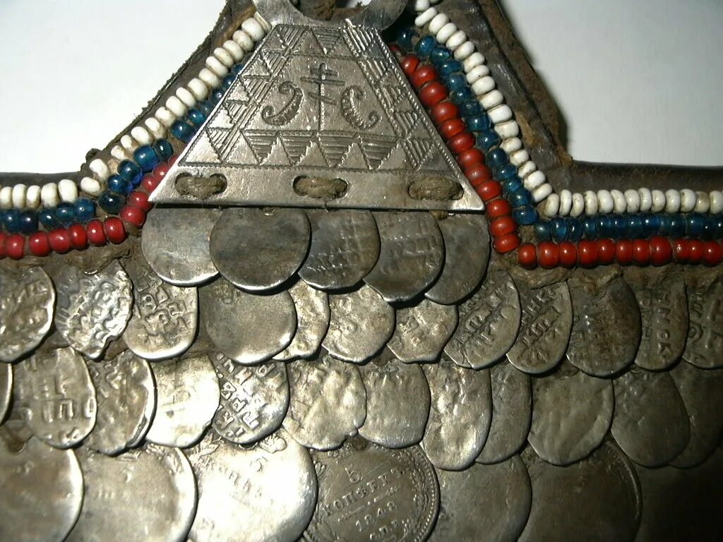 Чуваши монисто. Поиск монет в германии. Ожерелье монисто цыганское. Кривичи раскопки. Монетник на 16 монет.