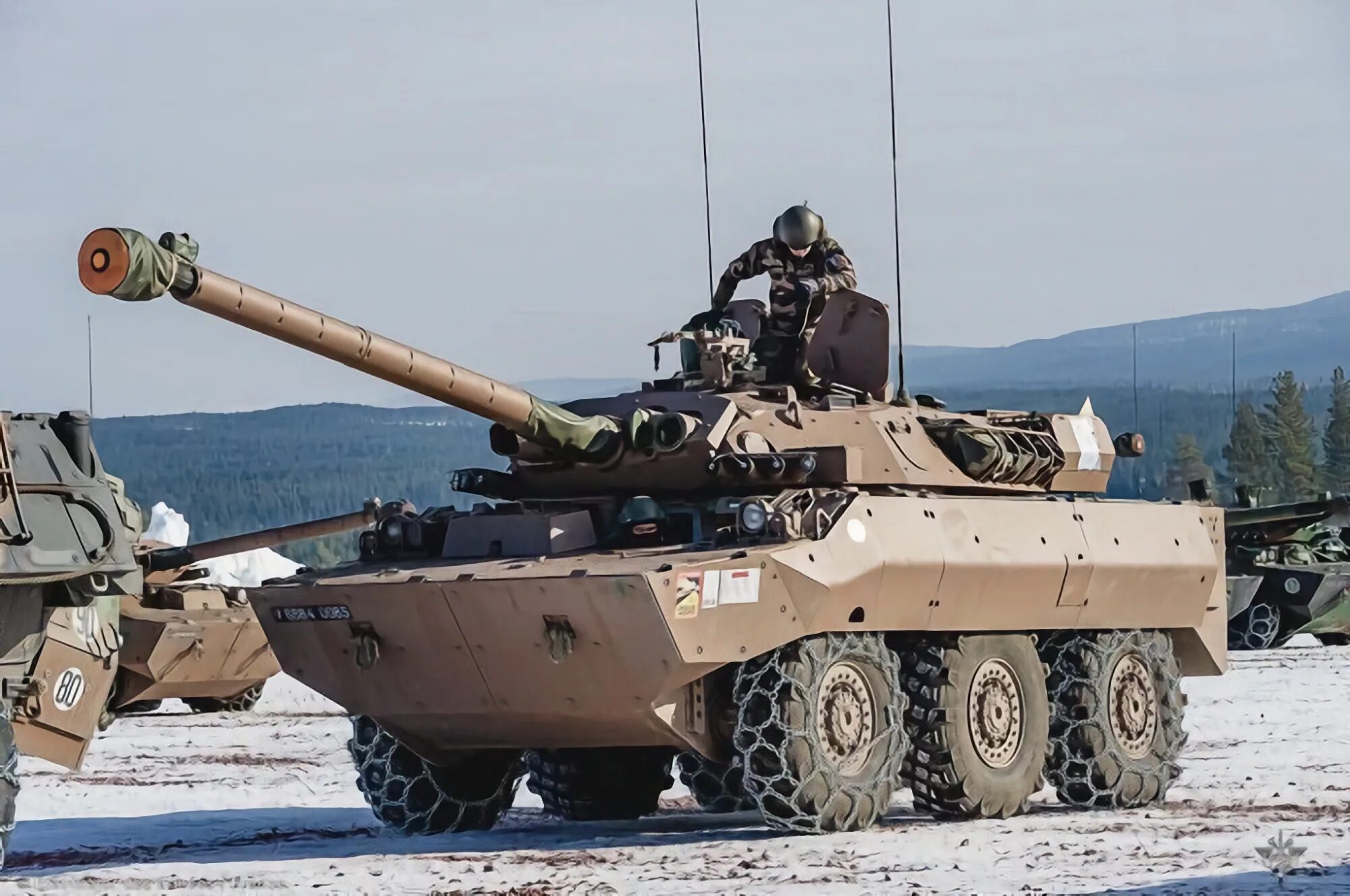 AMX-10rc колесный танк. Колесные AMX-10 RC. Французский колёсный танк AMX-10rc. Танки AMX-10 RC.