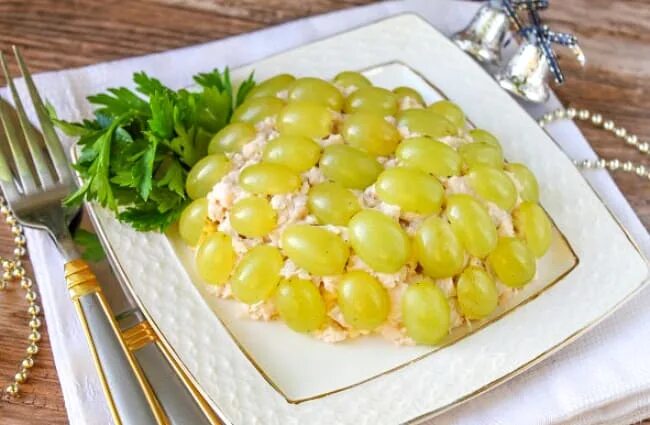 Тиффани с орехами и виноградом. Салат с виноградом и курицей и грецкими орехами. Салат Тиффани. Салат с виноградом и курицей. Салат с виноградом и курицей и грецкими орехами и сыром.