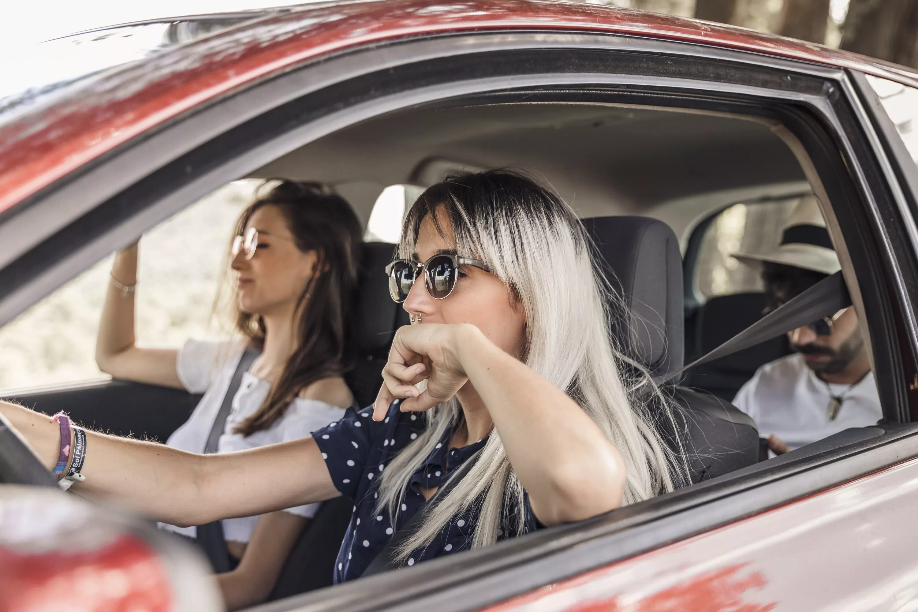 Car like me. Две подруги за рулем. Две подруги в машине. Две дамы путешествуют на авто фото приколы. Картинка две подруги за рулем автомобиля.