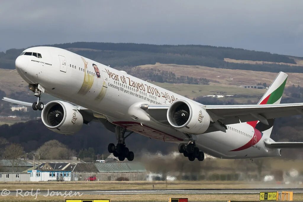 B777-300er Emirates. Boeing 777-300er и 737. Боинг 777-300ер Эмирейтс. Боинг 777 300 er.