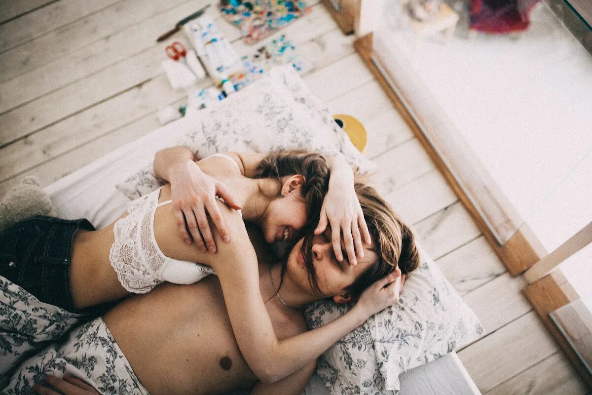 Две женщины баловство фото. Девушки подружки. Подруга балует. Избалованные женщины. Женщины шепчутся.