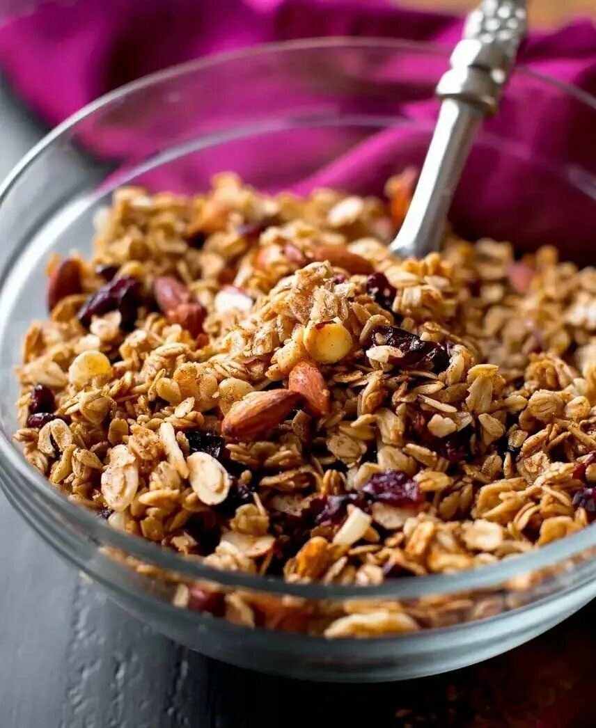 Как сделать гранолу. Овсянка с гранолой. Granola мюсли. Гранола crunchy. Гранола с орехами.