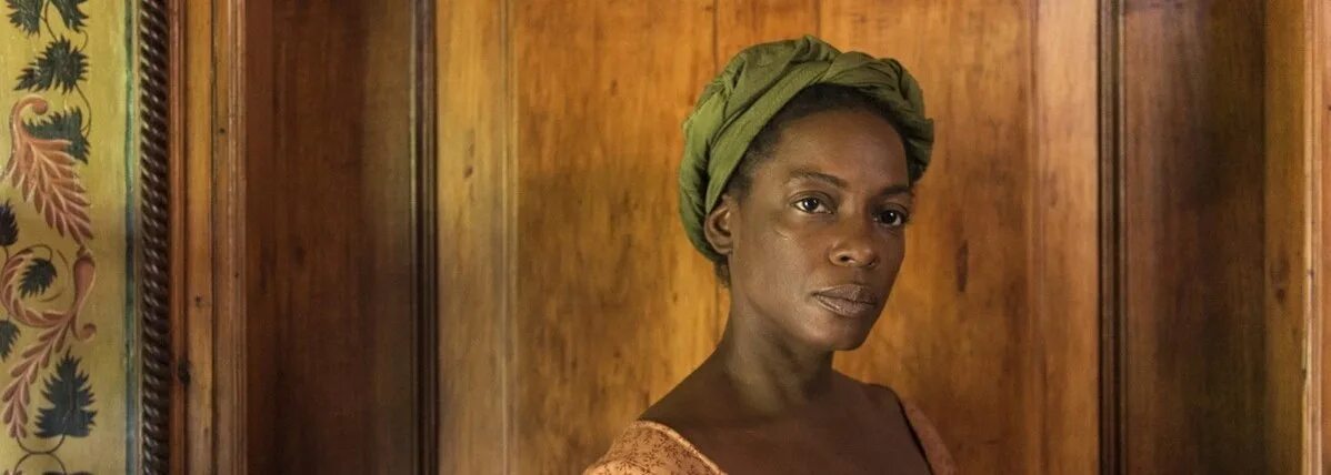 The book of negroes aminata. Greg bryk and aunjanue ellis in the book of negroes (2015. Темнокожая в сериалы. Филип акин фото. Книга рабов 2015.