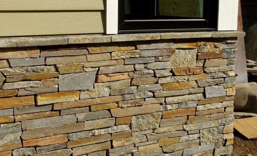 Отделка цоколя. Отделка цоколя камнем. Отделка фундамента. Искусственный камень для цоколя. Отделка цоколя натуральным камнем.