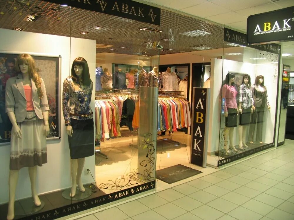 Gate31 одежда. Торговый центр спортивные магазины. Магазин одежды черное и белое в москве. 21 shop авиапарк. Магазин черной одежды в москве.