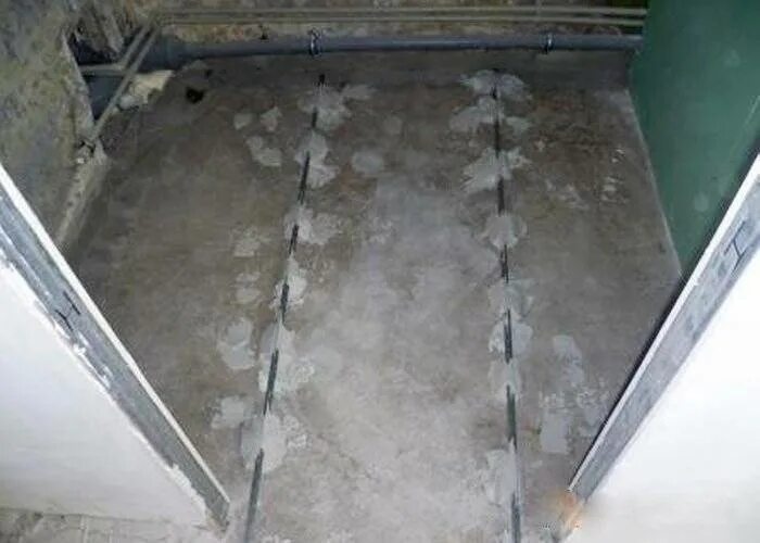 Гидроизоляция под стяжку. Заливка пола в ванной. Стяжка пола в ванной комнате. Заливаем пол под ванной. Гидроизоляция ванной комнаты.