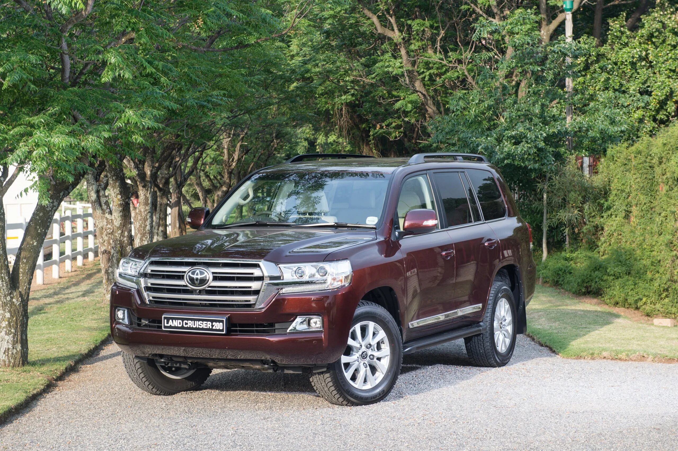 Toyota land cruiser prado 200.