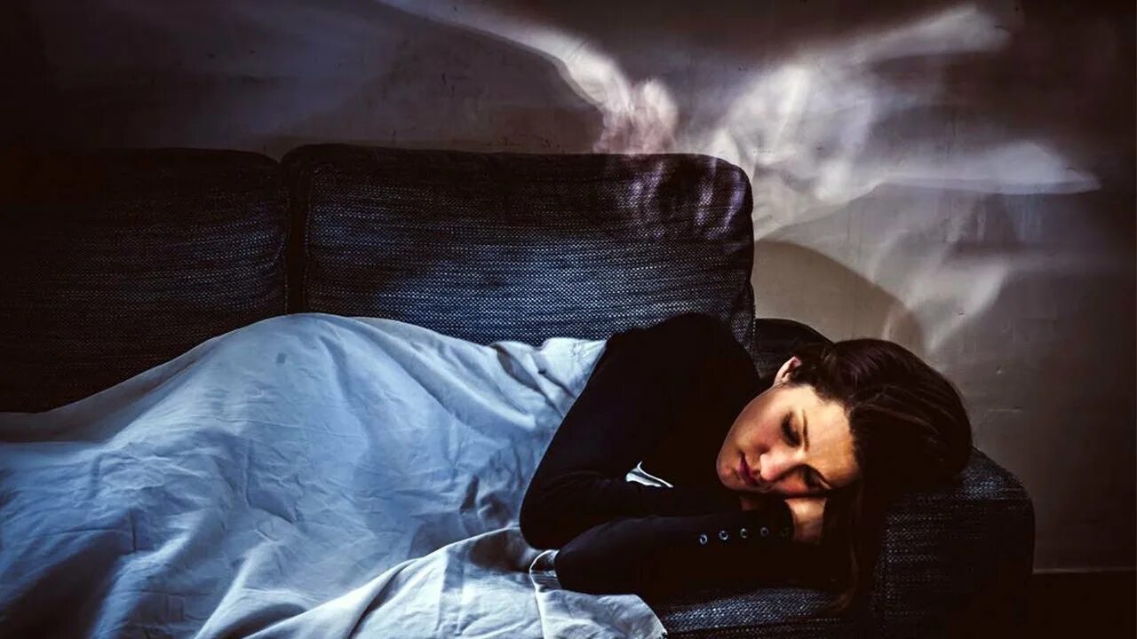 Мужчина спит. Сновидения человека. Кошмарный сон + сонный паралич. Сонный паралич писадейра. Сны и сновидения.
