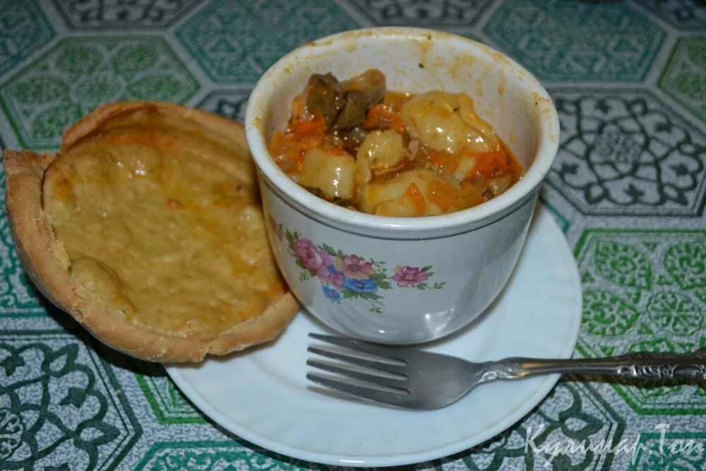 Пельмени амур в горшочках с печенью. Пельмени амуры в горшочках. Пельмени амур в горшочках с печенью в духовке. Амурские пельмени в горшочках. Пельмени в горшочках в духовке.