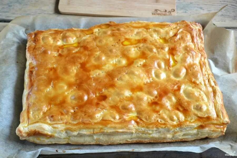 Слоеный пирог с яблоками из готового теста. Пирог из слоеного теста с яблоками. пирог с яблоками слоеное тесто. пироги из слоёного теста с яблоками. пирог с яблоками из слоеного дрожжевого теста.