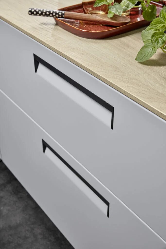Вместо ручек ножки. Ручка блюм 1208 врезная ручка раковина. Ikea ручки кожаные. Система пуш опен. Ручка профиль schuco.