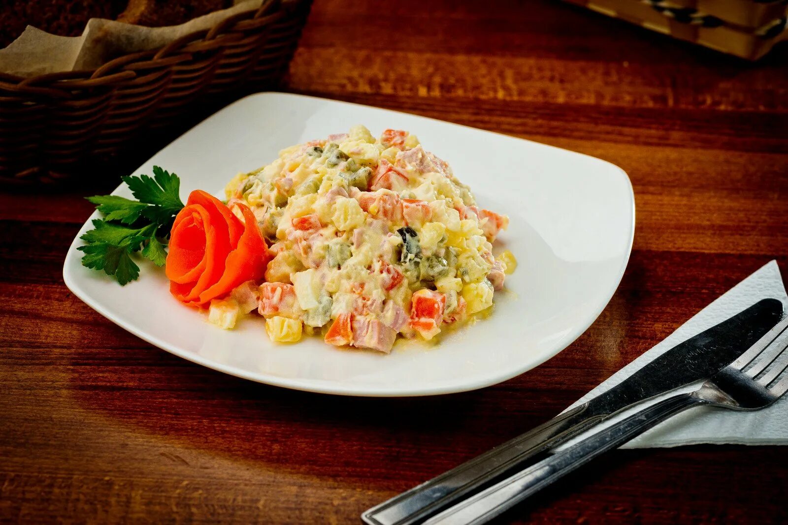 Салат русская красавица. Салат русская красавица с ветчиной. Салат красавица с курицей и ветчиной. Салат красавица с ветчиной. Салат русская красавица с ветчиной.