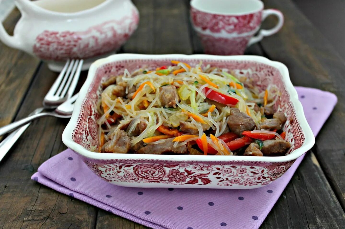 Как приготовить фунчоза рецепт с овощами. Фунчоза с овощами в соевом соусе. фунчоза с мясом и овощами. фунчоза с говядиной и овощами. фунчеза с мясом а овощами.