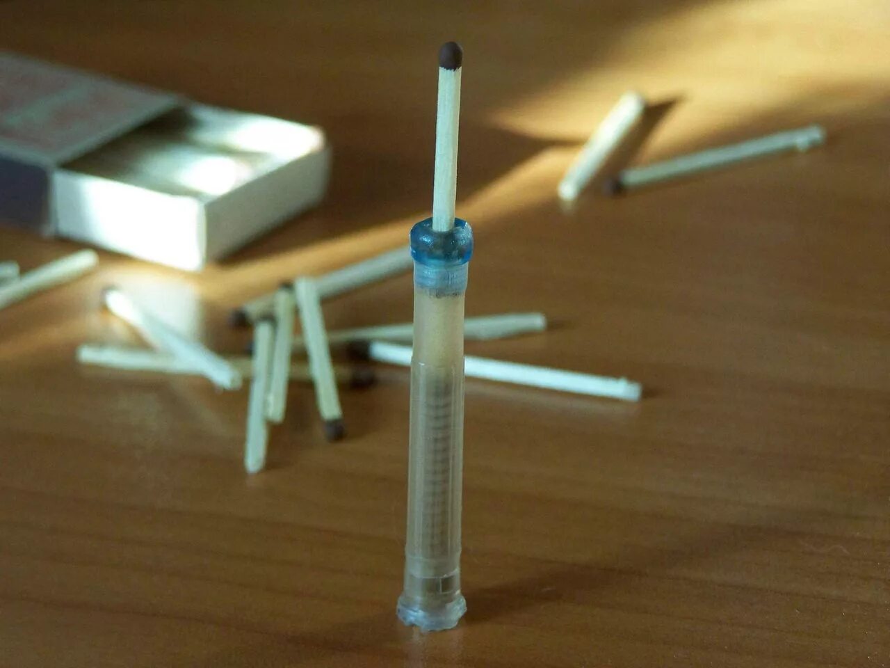 как сделать из ручки стрелялку. пистолет из ручки и резинки. арбалет из ручек. как сделать из ручки стрелялку. стреляющая ручка.