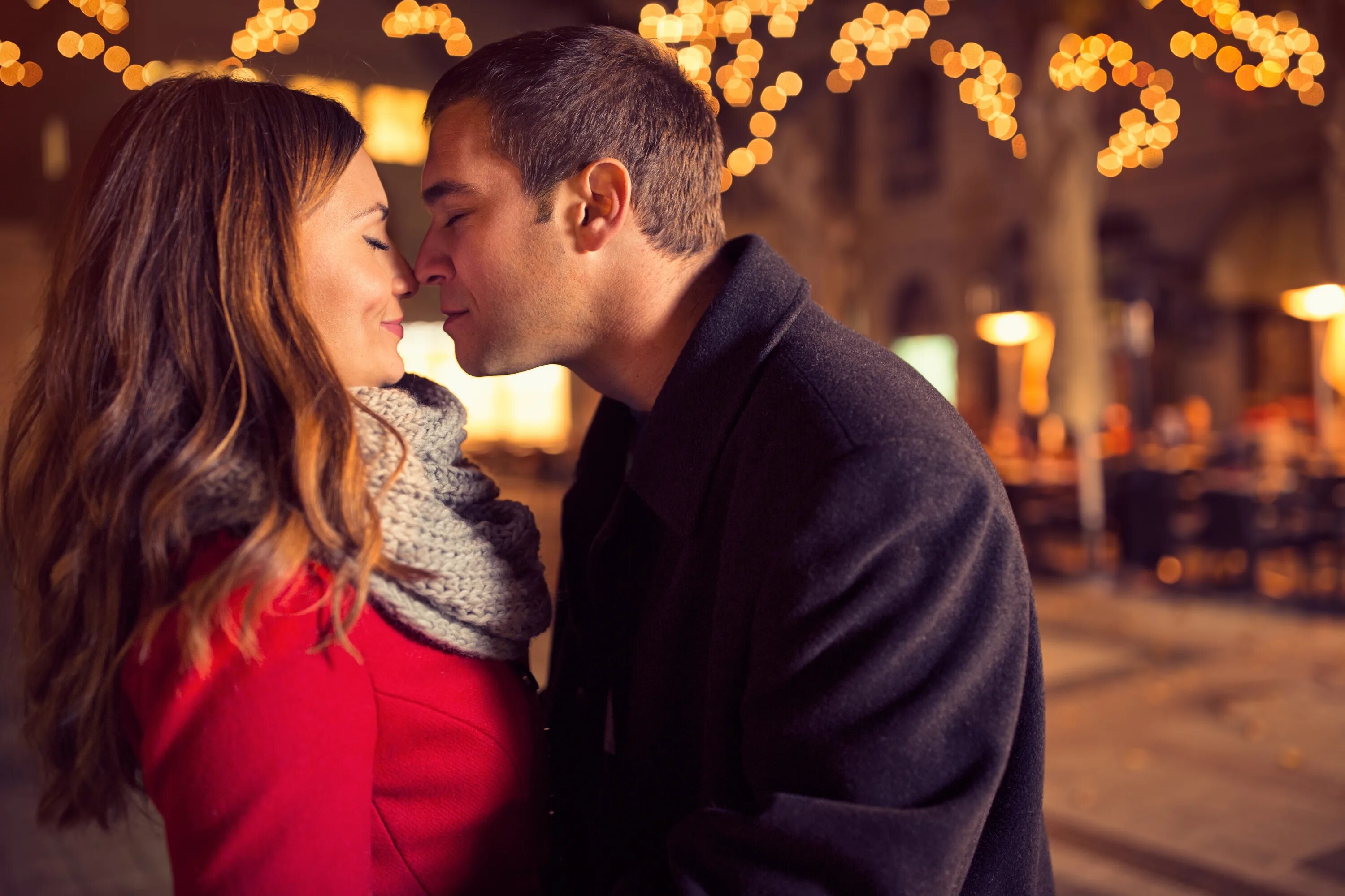 Пара на праздники 1. Пара на праздники 1. Кадры из пара на праздники предложение. Пара на праздники слоан. Новогодняя фотосессия с парнем.