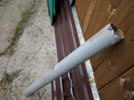 По металлической трубе ударили молотком