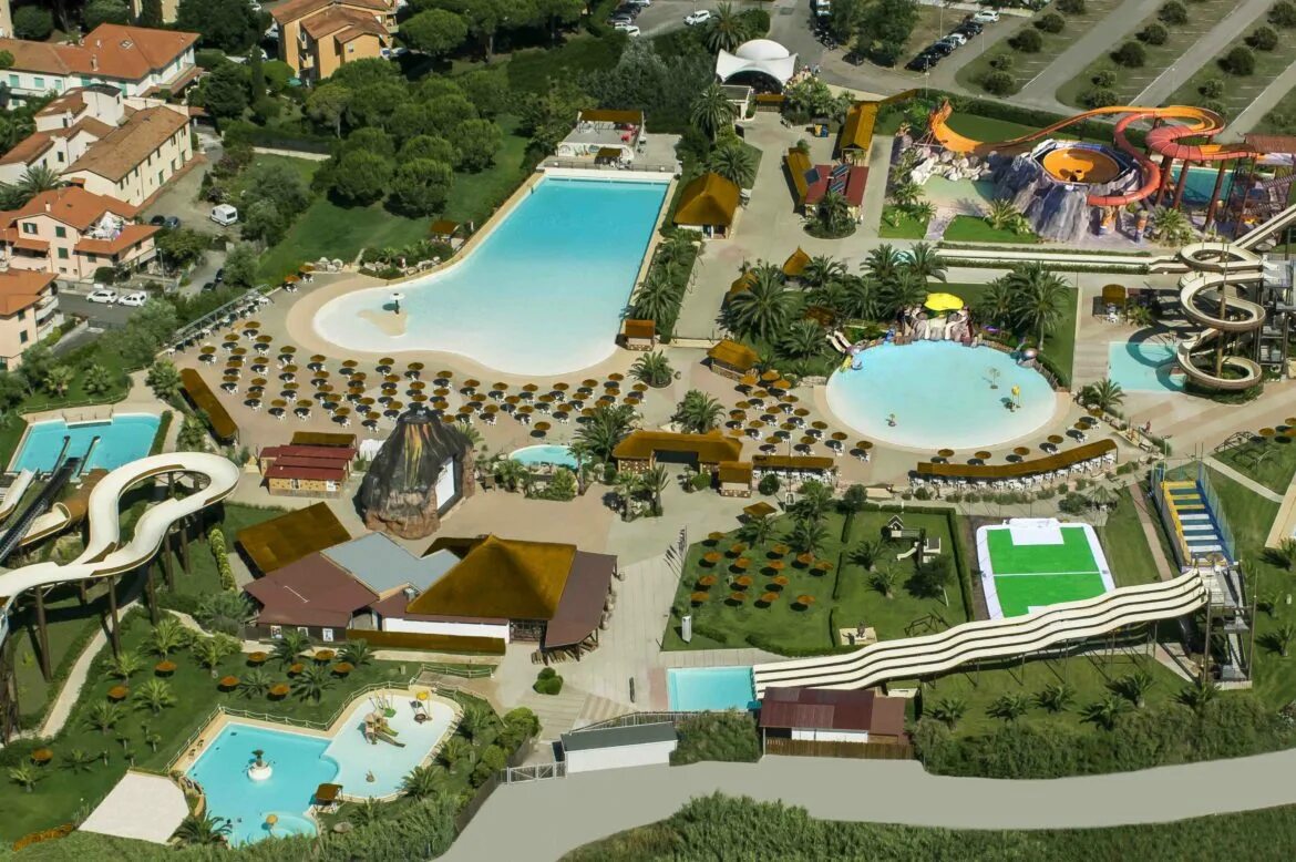 Aqua village. Чечина аквапарк. Аквапарк в Фоллоника Италия. Аква Бинц. Роща Аква.