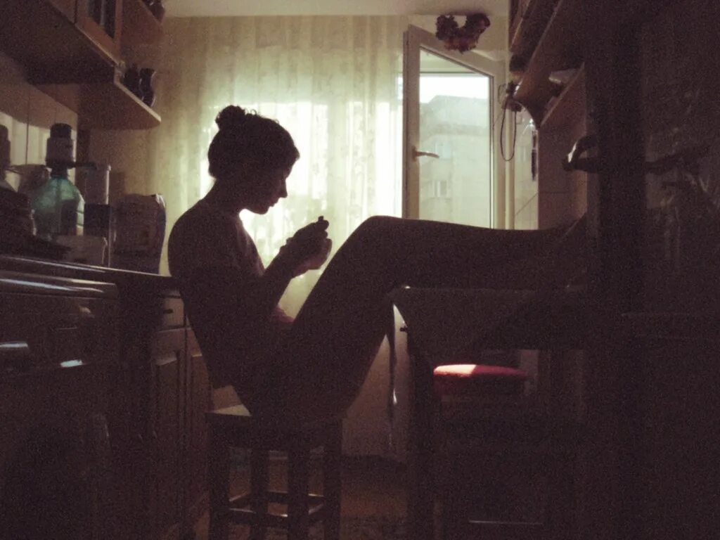 Песня она ночью на кухне скинет. Девушка на кухне со спины. Брюнетка с кофе со спины. Парень ночью в кухне. Девушка сидит за столом спиной.