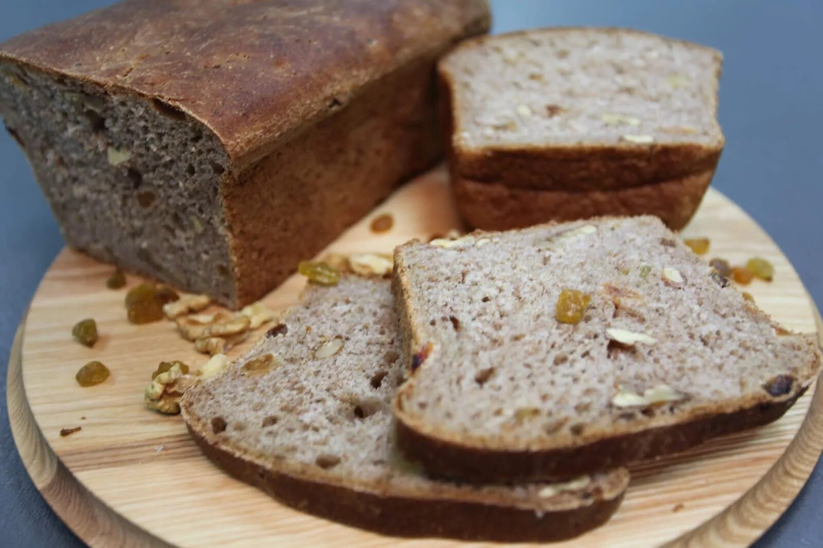 Хлеб с изюмом. Ржаной хлеб. Диетический хлеб. Ржаной хлеб с изюмом и орехами. Цельнозерновой ржаной хлеб в духовке