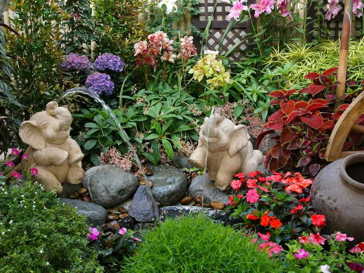Клумба с цветами на даче своими руками. Декор для сада. Клумбы в саду. Садовые композиции. Композиция с садовыми фигурками.