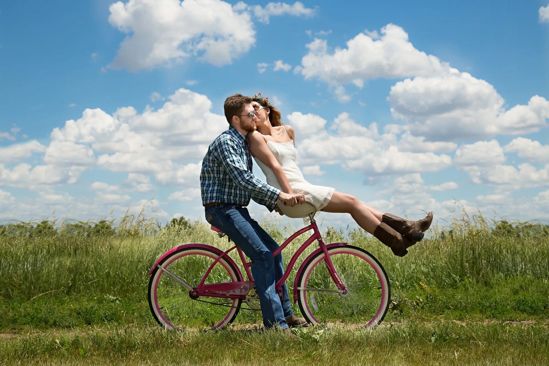 Взрослая счастливая жизнь. Девушка на велосипеде. Человек на велосипеде. Влюбленные на велосипеде. Парень с девушкой на велосипеде.
