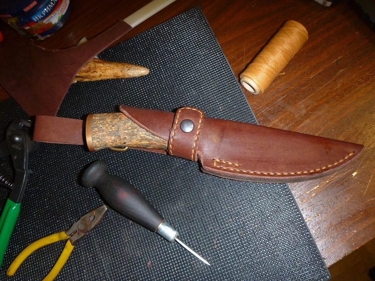 Изготовление ножен. Кожаные ножны для кинжала. Ножны для охотничьего кинжала. Ножны для кинжала из кожи. Чехол для охотничьего ножа.