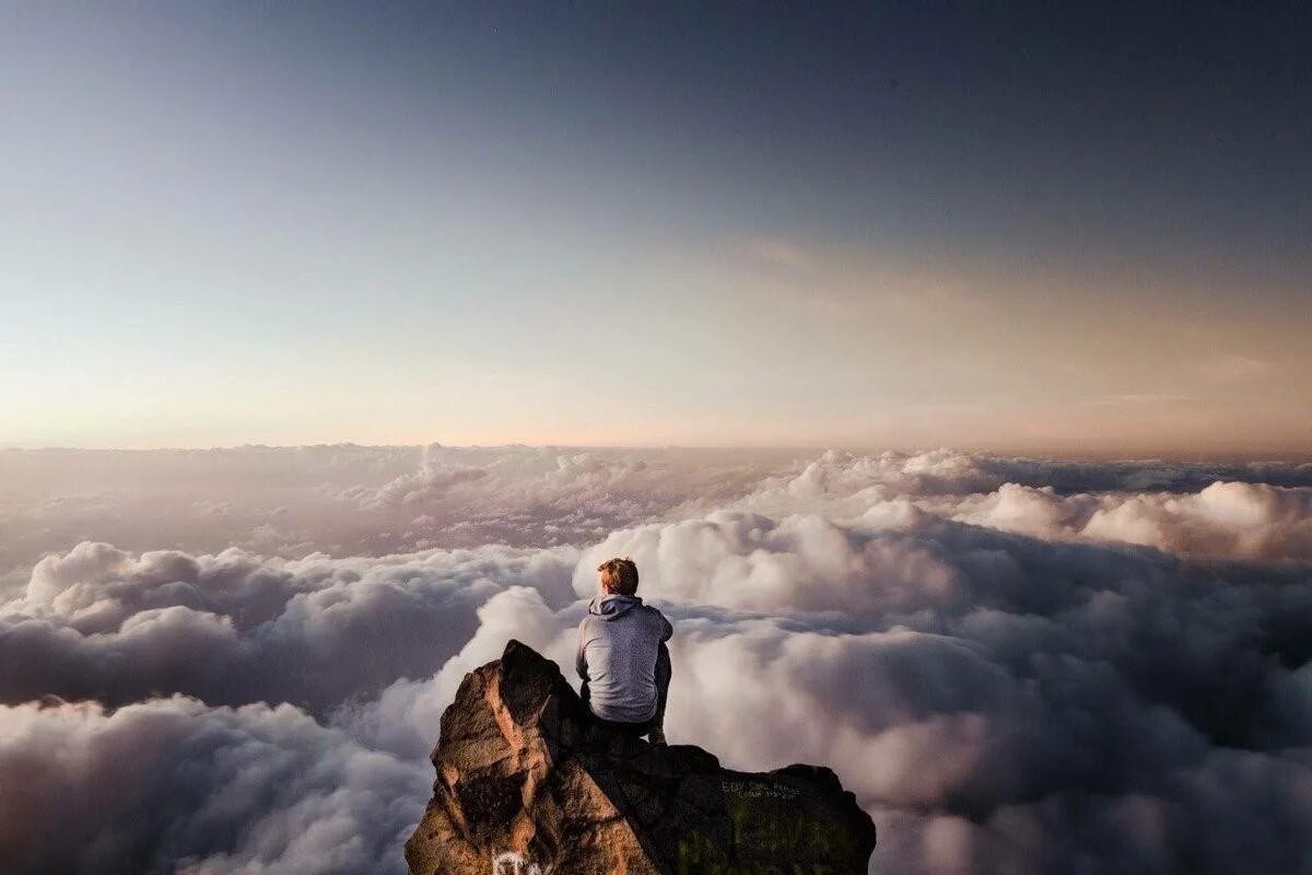 Размышления о высоком. Человек на вершине горы. Вершина горы. Человек над облаками. Человек на облаке.