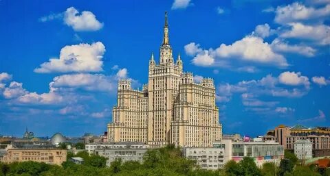 Высотное здание на площади