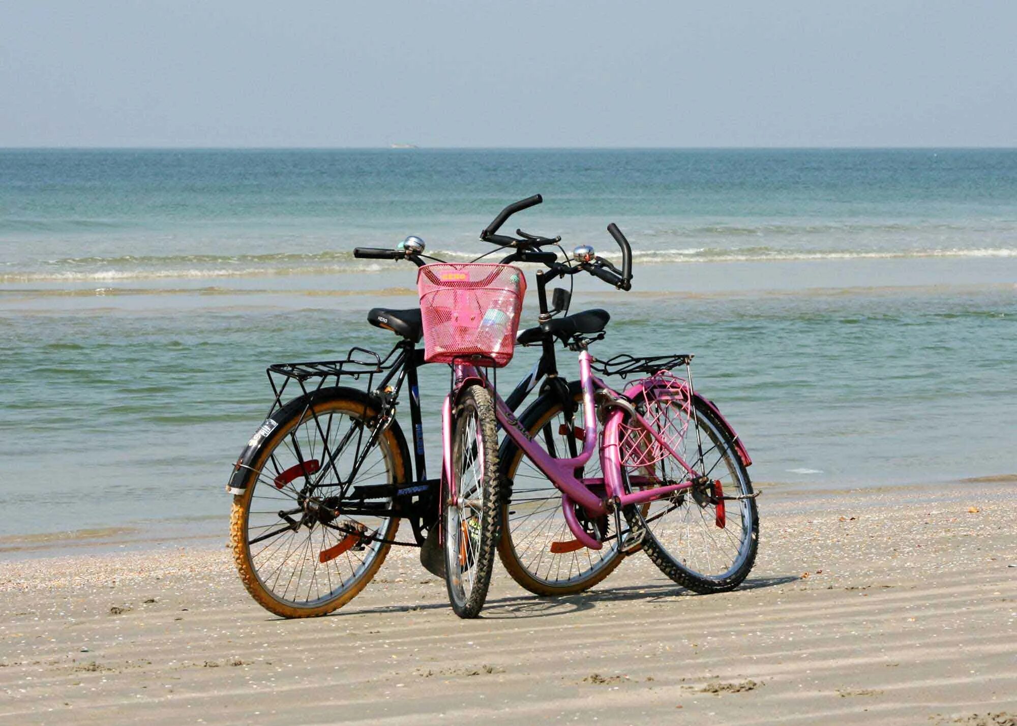 Море утро и велосипед. Море утро и велосипед. Велосипед на берегу моря. Велосипед море. Велосипедист на закате.