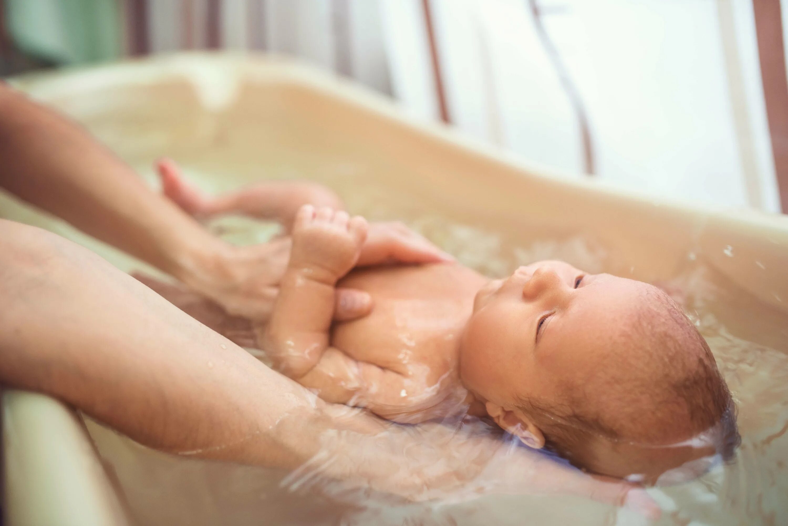 Newborn baby bath. Сон купать. Ребенок в пене. Младенец плачет в ванной. Сон купать.