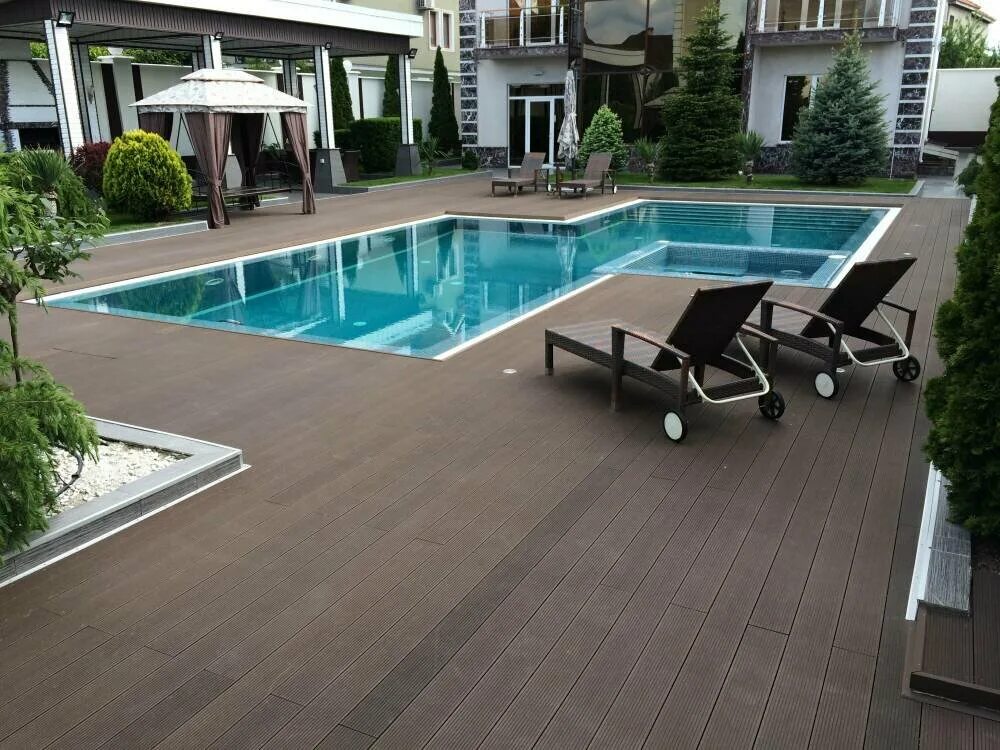 Бассейн из дпк. Декинг дпк бассейн. террасная доска rusdecking. террасная доска вокруг бассейна. уличный бассейн с террасной доской.