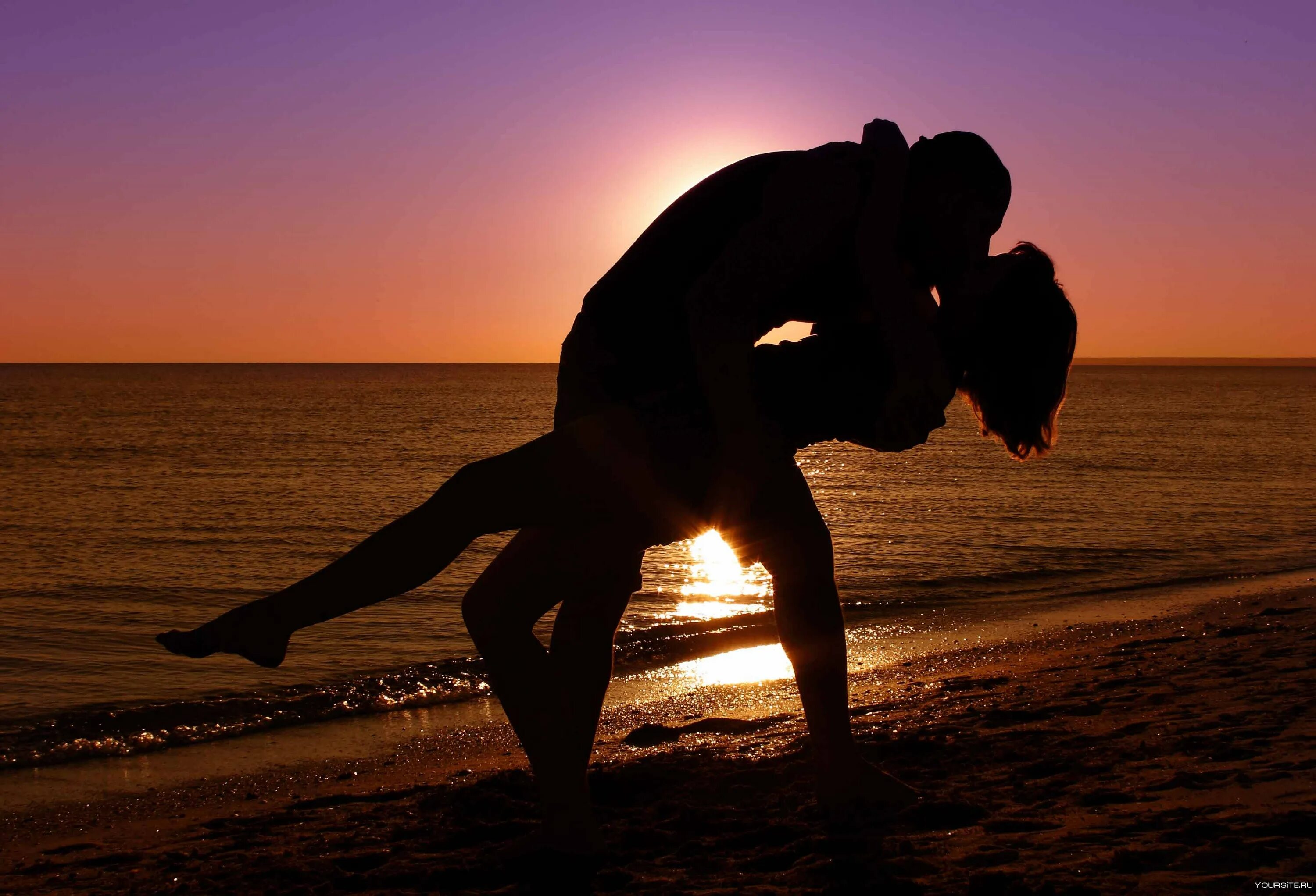Одна тень на двоих отзывы. Танцы на берегу реки Мансанарес гоя. Танцы на берегу моря. Пара на пляже на закате. Двое танцуют на закате.