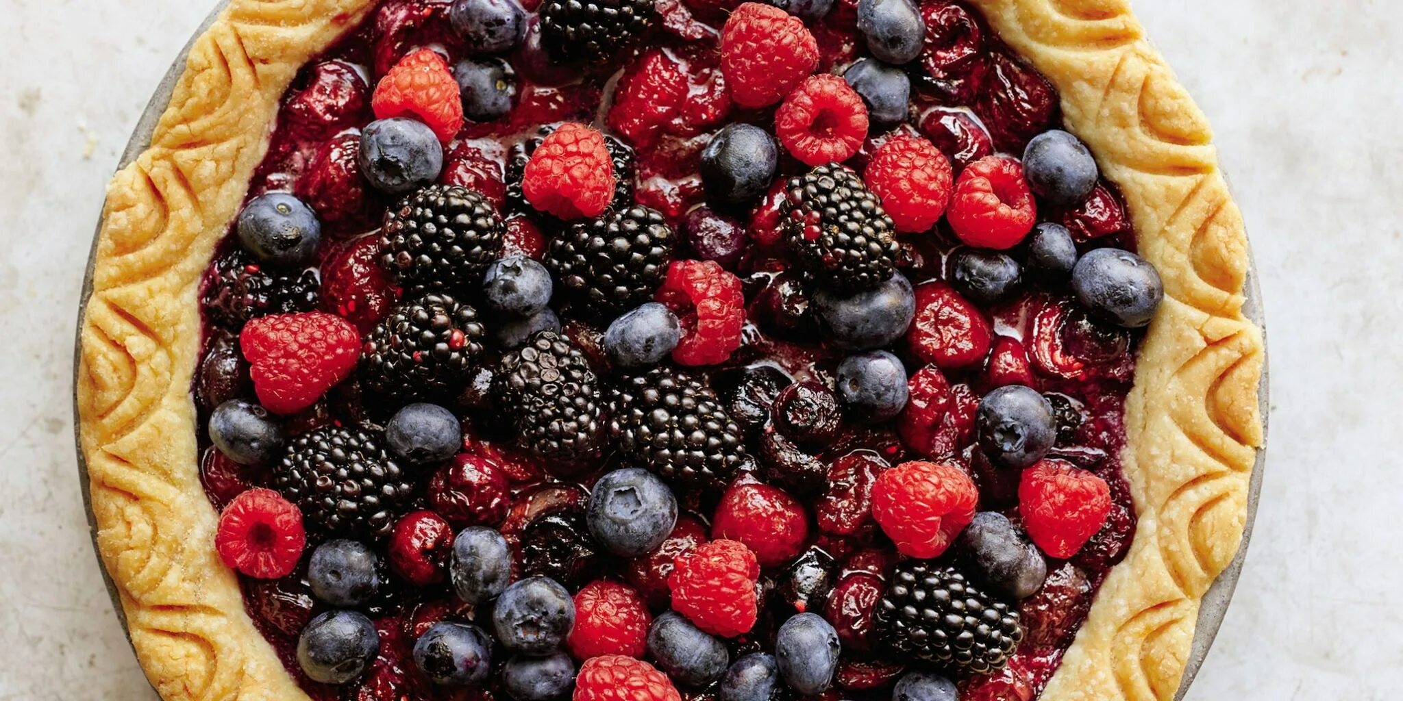 Пирог ягодное лукошко. Открытый ягодный пирог. Пирог сладкий открытый с ягодами. Украшение пирога ягодами. Ягоды использовать для пирога.