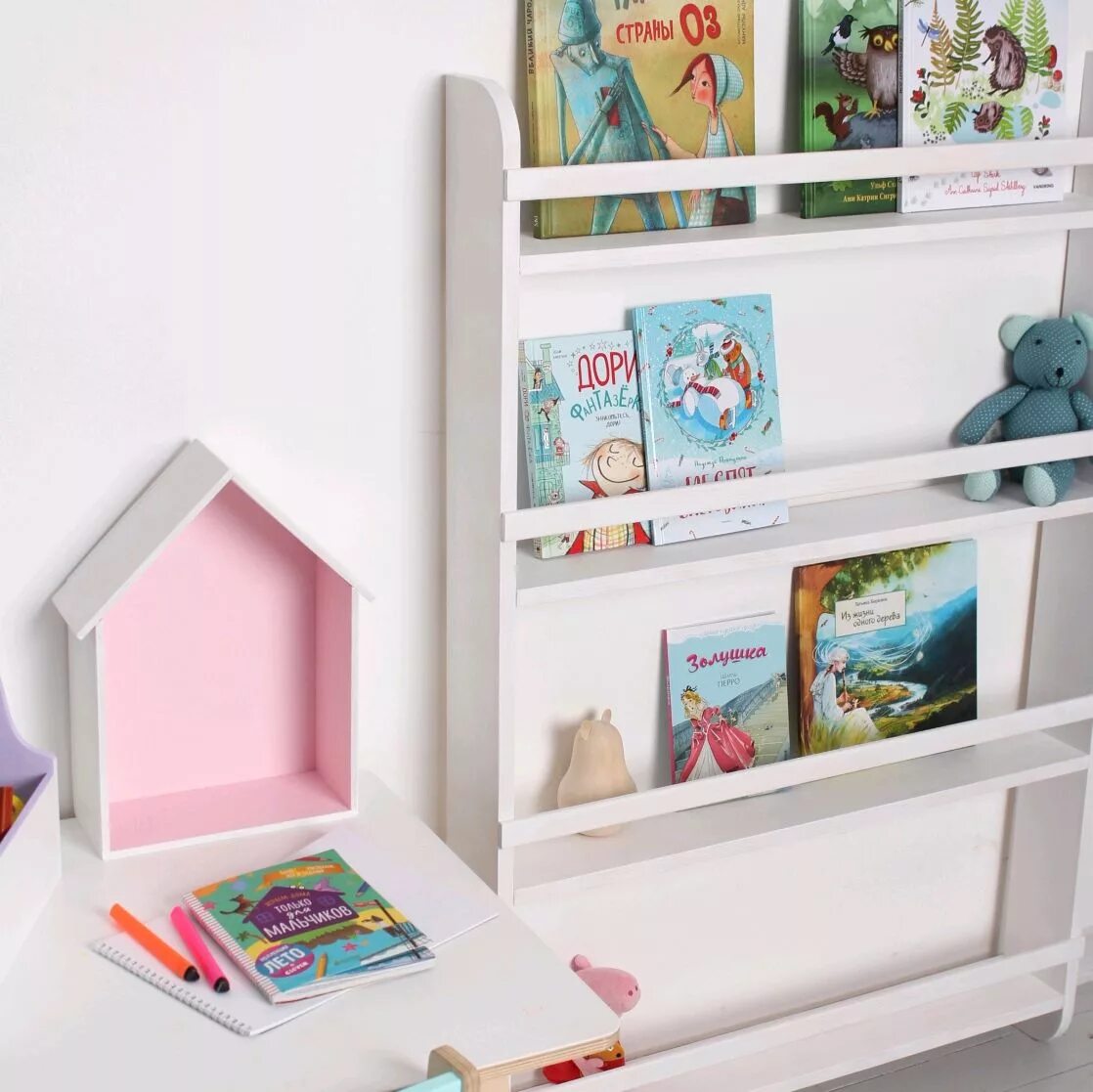 Полки для книг в детском саду. Полка стеллаж в детскую. Полка для книг в детскую. Интересные полки. Полочки для книжек.