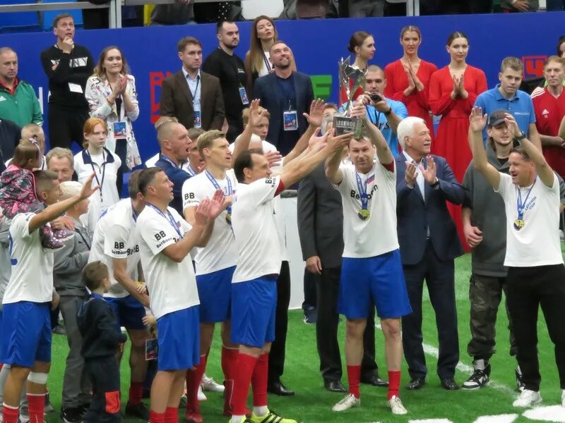 Футбол кубок кто выиграл. Болельщики на стадионе. Футбол кубок кто выиграл. Кубок легенд 2024. Цска краснодар.