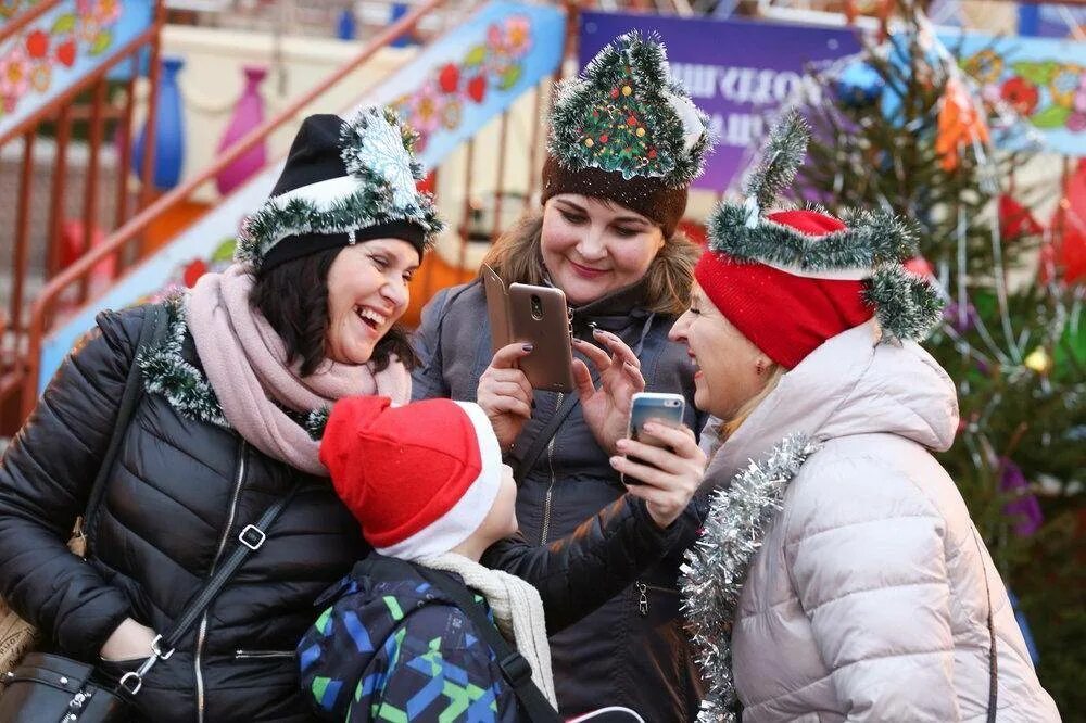 Новогодние гуляния. Новогодний праздник. Новогодний праздник на улице. Новогодние каникулы. Можно праздновать нового года