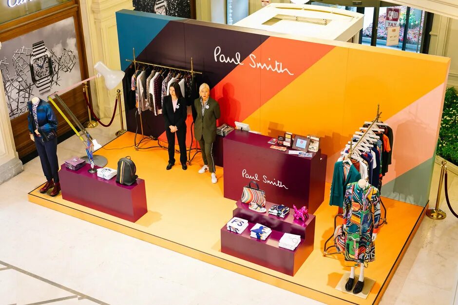 Ap store su. Pop up Корнер. Pop up Корнер одежда. Paul Smith ГУМ интерьер. Поп ап магазины одежды.