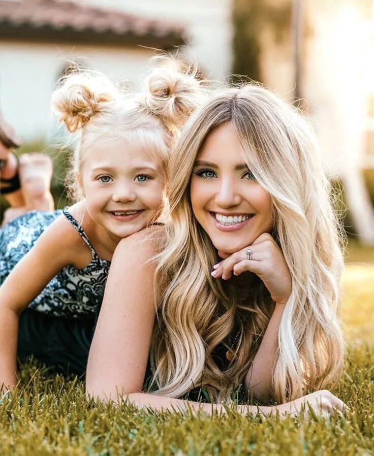 Mommy and daughter. Мама и дочка. Красивая мама с ребенком. Красивая дочка. Фотосессия мама и дочка.