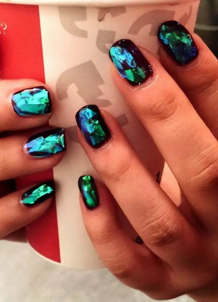 Стеклянный маникюр. Битое стекло для ногтей. Гель битое стекло. Маникюр с битым стеклом. Стеклянные ногти.