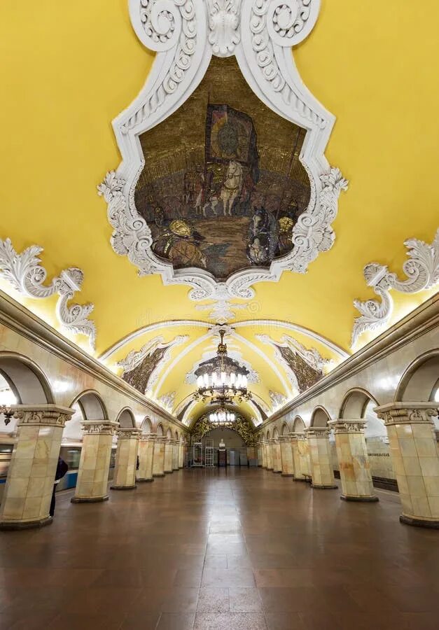 Станция метро комсомольская. Комсомольская кольцевая линия. Станция метро комсомольская фото. Комсомольская кольцевая фото. Потолок метро комсомольская кольцевая.