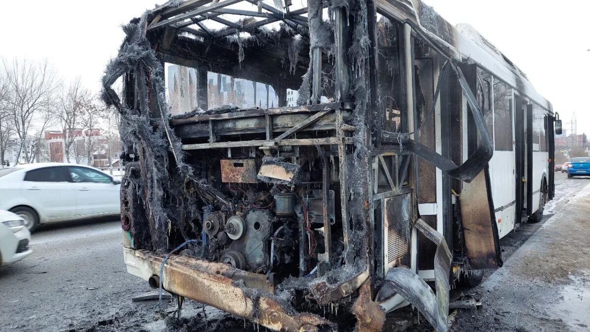 10 Января 2023 г пожар в автобусе на Ново-садовой. НЕФАЗ 2023. Картины разбитый автобус. Задняя часть автобуса.