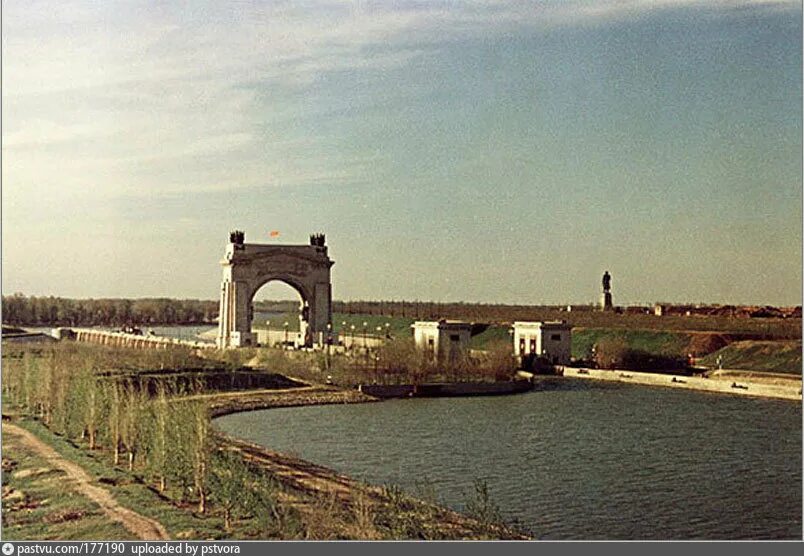 Памятник Сталину Волгоград Волго-Донской канал. Памятник Сталину Волго-Донской канал. Волгоград Красноармейский район Волго-Донской канал. Арка шлюза №1 Волго-Донского канала им. Ленина в. и.. Мост через волго донской канал