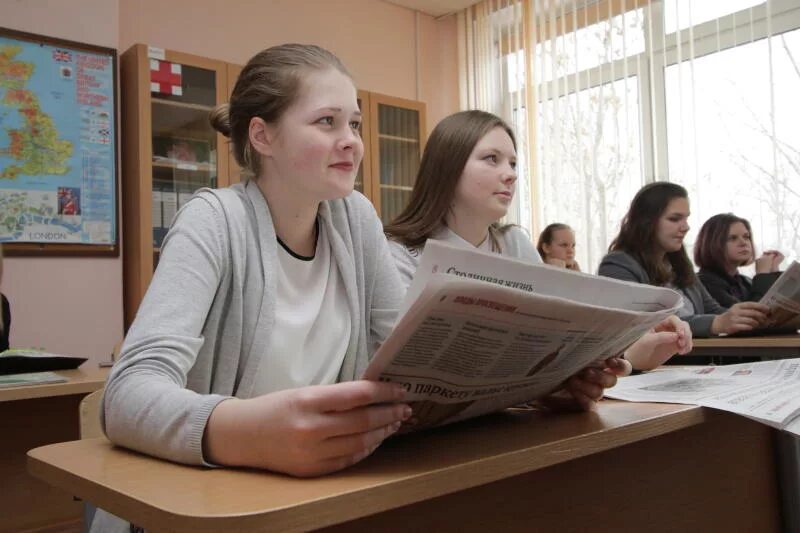 Классы. Во сколько лет можно целоваться с парнем. Школьники старшеклассники. Экзамен в школе. 1 сентября 1 класс.