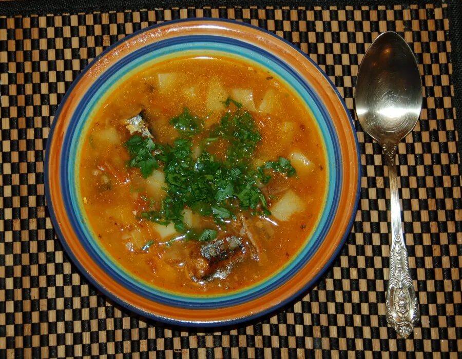 Суп из рыбных консервов в томатном соусе. Суп с консервой. Суп с рыбными консервами. Суп картофельный с рыбными консервами. Суп с консервированной рыбой.