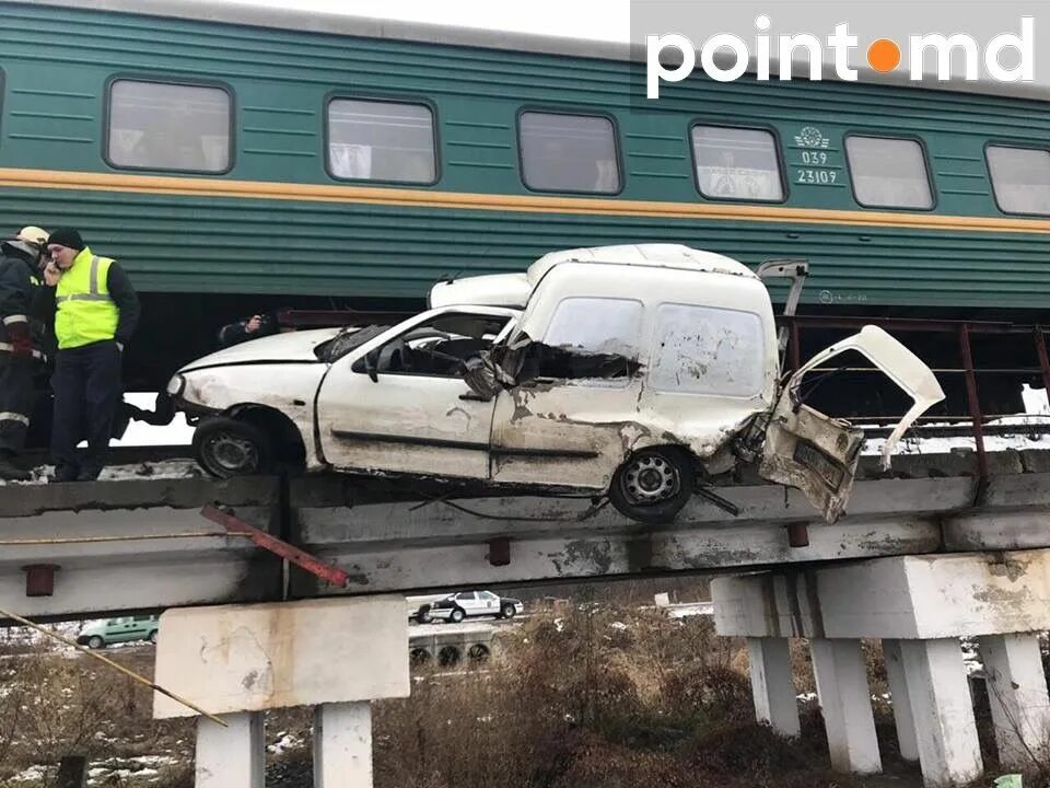 Машина вечером. Столкновение поезда с машиной. Переезд сбитого. Машина врезается в шлагбаум. Переезд сбитого.