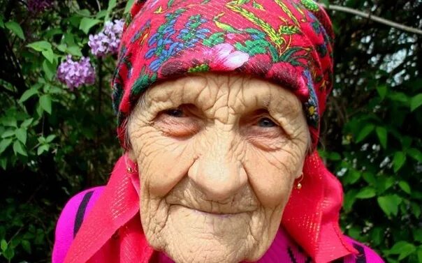 Совковая бабка. Баба галя фото. Бабушка галя. Бабуля в платке. Бабушка баба галя.