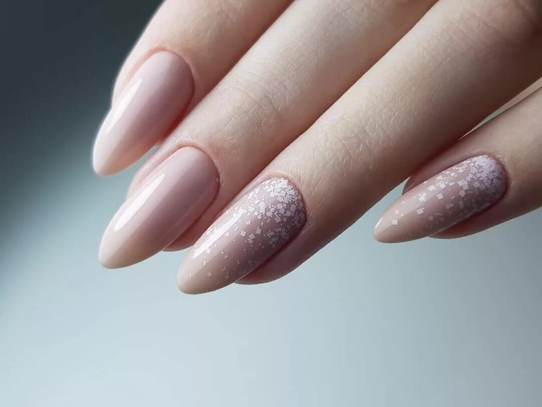 Нюдовый градиент. Маникюр градиент нюдовый. Нюдовый миндаль с блестками. Гель лак нюд градиент. Нюдовый миндаль с градиентом.