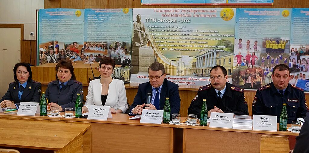 мобильный телефон с выносной антенной. таганрог сотовые телефоны. смартфон gsm с антенной выдвижной. кнопочный fly ff282. таганрог площадь восстания 3/12.