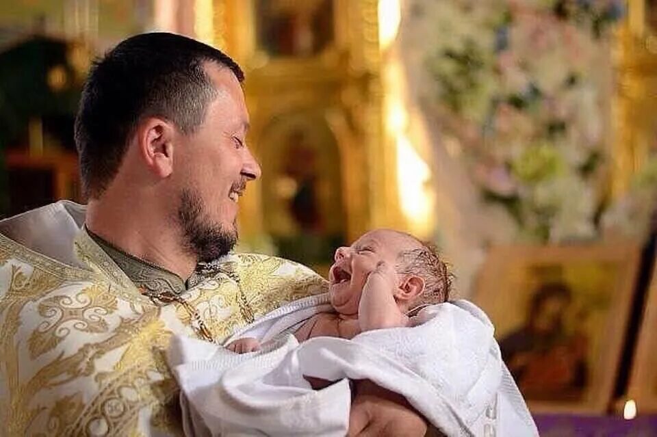 Св с ребенком. Крещение ребенка. Священник крестит ребенка. Младенец со священником. Дети в храме.